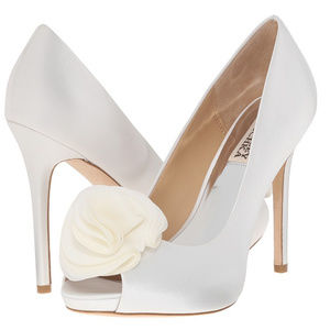 NWT Badgley Mischka Amber White Satin Pump